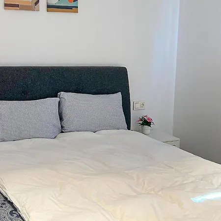 4 Bedroom Gorgeous In Holiday home *